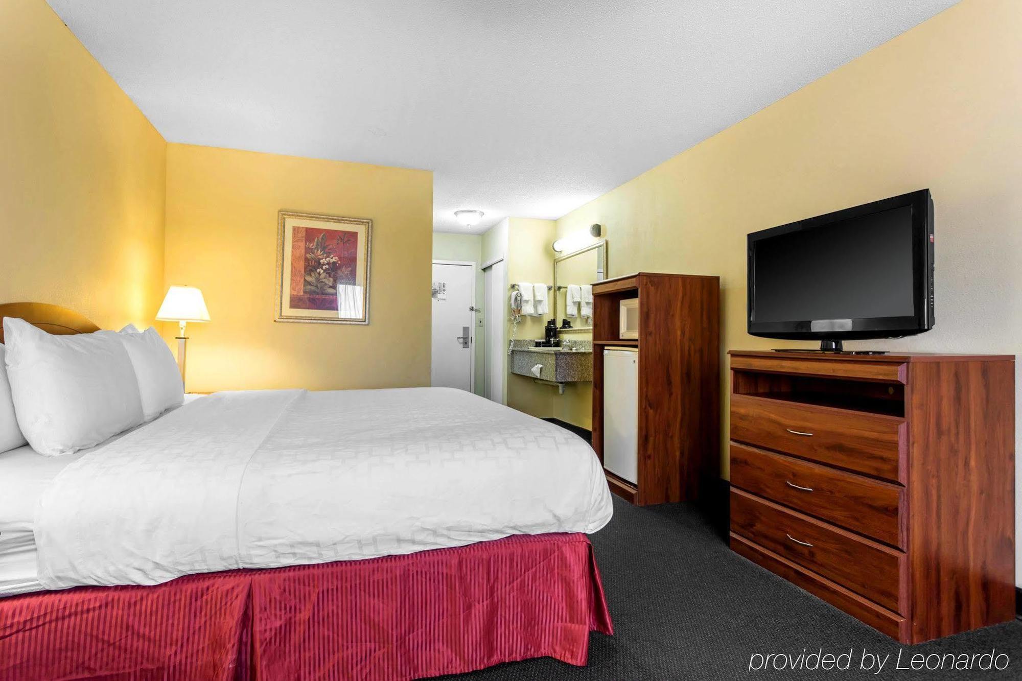 Lake Norman Inn And Suites Cornelius Bagian luar foto