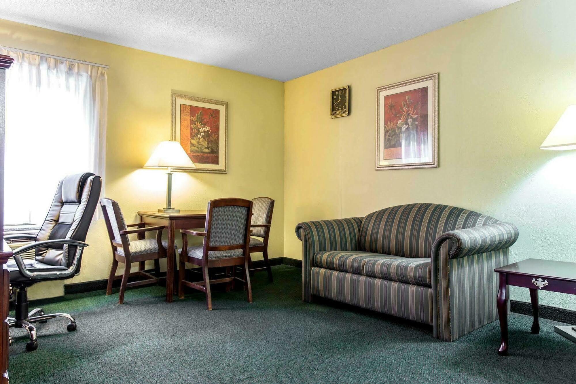 Lake Norman Inn And Suites Cornelius Bagian luar foto